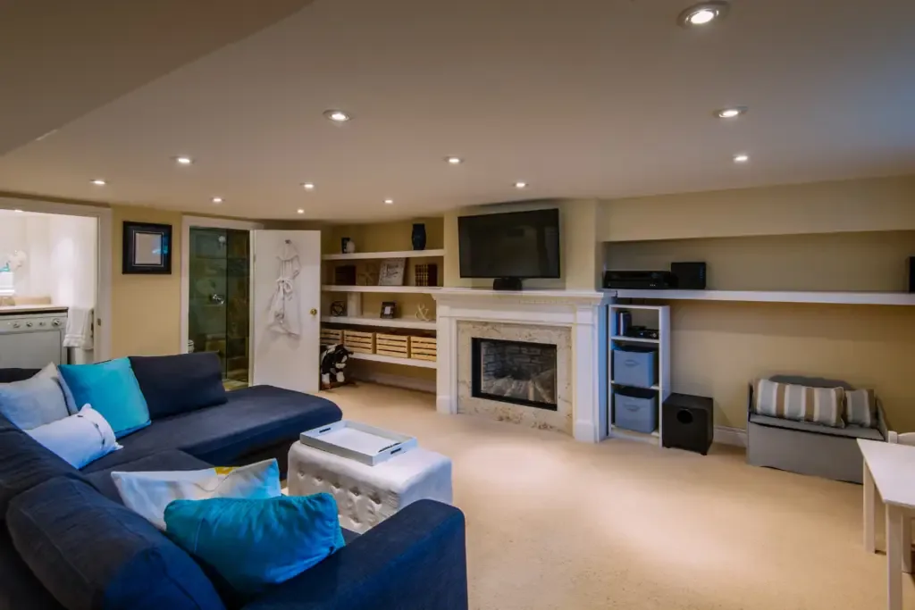 Interior room freshly painted by Desler Painting, with clean cut-in lines at the trim and ceiling